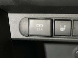 充電用USB端子付き。スマートフォンなどの充電に便利です。