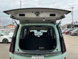 セレナ自慢のデュアルバックドア。奥行きの狭い駐車場でも、荷物の出し入れが可能です!