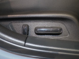 パワーシート装備車です。電動でシートが動きます、高級感がありとても便利な機能です!