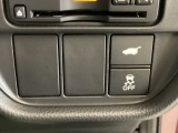 ハンドルの右下にHondaセンシング用のVSA解除スイッチとパワーテールゲートスイッチがついています。パワーテールゲートスイッチは車内からでもテールゲートの開け閉めを電動でできます。