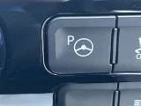 車庫入れや縦列駐車をスイッチひとつでスムーズにサポートしてくれる「アドバンスパーク」を装備しています!カメラとソナーで周囲のスペースを検測し、ステアリング・アクセル・ブレーキの操作をシステムがアシスト