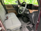 明るい色調のシートと落ち着いた内装色が組み合わさり、運転席まわりに親しみやすい雰囲気を演出。前方の視界も広く感じられ、乗り降りの際も室内の様子を確認しやすい空間です。