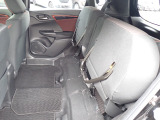 ◆チップアップ&ダイブダウン機構付【ULTR SEAT】は後席座面を左右分割で跳ね上げることができます。トランクで積載できない背の高い荷物をラクラク収納できます。ホンダ車ならではの人気装備です。