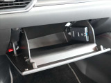 大きく開き何かと便利なグローブボックス。