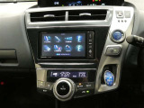 「AUTO」スイッチで車内の温度を一定に保ってくれるオートエアコン。快適装備の代名詞。もちろんマニュアル操作も可能ですよ。