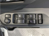パワーウィンドウのスイッチですよ。 運転席に居ながら窓を開け閉めのコントロールできますよ。 ロック機能で、子供がイタズラして窓を開けるという事も無くなりますよ。