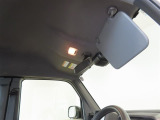 日差しをしっかり遮り、快適な運転をサポートします。