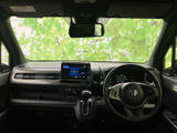 運転席から前方を見渡しやすい開放的な視界で、メーターや中央の画面も自然に目に入るレイアウトです。シートまわりは落ち着いた色合いでまとめられ、日々の移動もゆったりお過ごしいただけます。