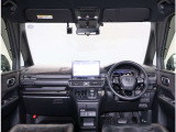 ブラックを基調として上質感をもたせたインテリア。各スイッチ等は運転席から直感的に操作できるよう配置。視界もしっかり確保できるように工夫されています!