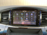 通信ユニット内蔵の日産純正8インチメモリーナビ(MM519D-L)装備。音声対話検索とオペレーター直通話も可能な通信機能や、高精細液晶による高画質、HDMI入力やブルーレイ再生など多彩なメディア対応。