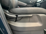 シートハイトアジャスターを装備!運転席の座面の高さを体格やお好みに合わせて調整できます。より自然な運転姿勢を取りやすく、前方の見やすさを調整できるのも嬉しいポイントです。