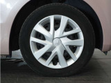 ◆純正ホイール装着車◆シンプルなデザインのホイールキャップ付きです。