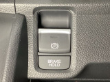 セレクトレバーの右に電子制御パーキングブレーキがあります。スイッチひとつで、停車した地点の傾斜などをシステムが検知・判断してブレーキ力を自動的に制御し、しっかり停車できるパーキングシステムです。