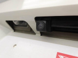 後退時に車両の後ろ側をモニター画面に表示します。車庫入れなどでバックする際に後方確認ができて便利です。車庫入れが苦手な人もこれで安心。