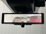 【インテリジェント ルームミラー】車両後方のカメラ映像をミラー面に映し出すので、車内の状況や、天候などに影響されずいつでもクリアな後方視界が得られます!
