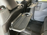 【格納式シートバックテーブル】車内でのお食事などで活躍♪カップホルダーも備えています。