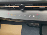 【タッチパネル式オートエアコン】温度設定だけで自動的に室内を快適空間にしてくれます。タッチパネル式なので、掃除もらくらくです。
