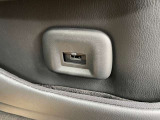 後席用にUSB充電ポートも装備されております。