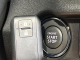 【キーレススタートシステム】カバンやポケットに入れたままでもドアの施錠・解錠が可能なスマートキーを装備。エンジンのオン・オフ時もカギを取り出す必要が無いからとっても便利です♪