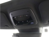 ルーフにあるボタンは、車両が始動しない場合、パンクした場合、または事故に遭った場合などの緊急時に支援の要請に使用できるため、安心感を高めることができます。