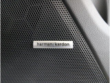 ハーマンカードン搭載モデルは、広々とした車内空間で豊かなサウンド体験を提供する、クリアで迫力あるオーディオシステムが魅力的です。車内に居ながらまるでライブ会場にいるような臨場感を味わえます。