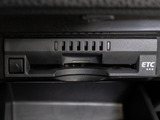 コンソール内一体型のビルトインETC装備!見た目の部分も良いですが、ETCカードの盗難防止になる設置箇所です!料金所の渋滞回避!時間帯・日によって料金の軽減を受けられます!ストレス知らずのドライブ!