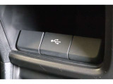 USBソケットがついていますのでコードを繋げばスマートフォンなどの充電が出来ます!オーディオソース USB 対応しております。