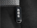 ◆スマートキー◆カギをバッグやポケットに入れたままでもドアロックの開閉ができる『スマートキー』付き!雨天や暗くなってもカギを取り出す必要がなくドアの開錠&エンジンも始動できます