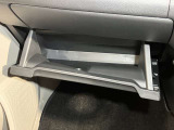 【グローブボックス】容器がせり出してくるバケットタイプ!一目で中身を把握でき、取り出しやすさにも優れます!