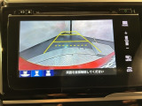 リバースギアに入れるだけで後方の表示へ切り替わります。夜間や雨の日の駐車も楽になりますよ。
