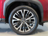 純正のアルミホイール装着車です。タイヤサイズは215/50R18です。