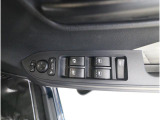 運転席ドアに主要な操作スイッチを配置し、手元で扱いやすいレイアウトとしています。窓やミラーの操作をまとめて行える装備です。