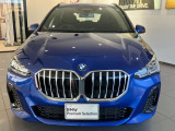 【BMWの伝統-1】BMWの特徴的な&ldquo;キドニーグリル&rdquo;は、80年以上続く伝統の形でございます。変わらないこだわりのデザインが、プレミアムブランド&ldquo;BMW&rdquo;を創り出します。