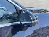 【ブラインドスポットアシスト】走行中車両の斜め後ろの死角エリアをモニタリングし、ドアミラー内蔵のインジケーターを点灯させて注意喚起し、安全な走行のサポートをします。