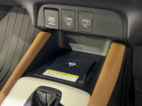 便利な充電用USBジャックや置き型充電がついております。