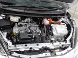 1NZ-FXE型 1.5L 直4 DOHCエンジンと1LM型 交流同期電動機のハイブリッドシステム搭載、FF駆動です。