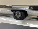 車の後方に小型カメラが付いておりバックする際の後方の様子をモニター上に表示します。