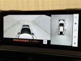パノラミックビューモニターを装備。駐車場や交差点でクルマを真上から見るように周囲を確認できます。機能の詳細は販売店スタッフまでおたずねください。