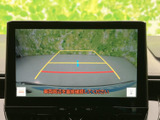後方の映像に加えて目安となるガイド線も表示され、駐車時に周囲を確認する際に便利です。車両周辺を目視でも確かめながら、バック操作時の安全確認をサポートしてくれます。