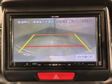 リバースギアに入れるだけで後方の表示へ切り替わります。夜間や雨の日の駐車も楽になりますよ。