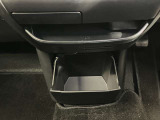 お気に入りのCDなどが収納できる格納式ボックス★