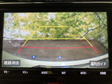 車庫入れや後退時の安全をサポートするバックモニター。映像表示で周囲の状況を把握し、安心して運転できます。