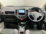 運転席はまるでオフィス機能を備えたコックピット。クルマの中にいても、自分のデスクにいるかのように仕事を進められます!