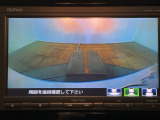 【バックカメラ】運転が苦手な方も車庫入れラクラクです!ギアをリバースに入れれば自動的に切り換わりますので、面倒な操作は不要です♪狭い駐車場もお車を傷つけず安心ですね!