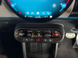 ドライバーを中心に考えた運転席の設定になっております。ナビゲーション/エアコンの操作も簡単に操作が可能です。是非、ご試乗で体感していただくことをおススメいたします。