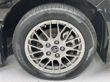 カッコイ〜純正アルミ。走っていてもこの存在感あり!!タイヤサイズは205/55R16