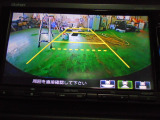 バックカメラの画像です。ガイドラインがスムースな車庫入れをサポートいたします。車庫入れの安心感がアップしますね。