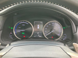 速度や燃料残量などの情報を運転席正面で確認でき、中央の表示部には車両情報も表示されます。必要な情報がまとまっており、日々の運転前に状態を把握しやすいメーターです。
