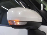 ターンランプ付きミラーは対向車、歩行者からの視認性UPで安全性が高まります。スタイリッシュなデザインで人気な装備です。
