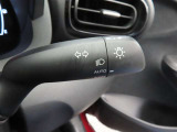 スイッチをオートに設定しておけば、車外の明るさに応じて自動的にヘッドランプを点灯・消灯します。夕暮れ時やトンネルの続く山道などを走行する時に便利なコンライトを装備しています。